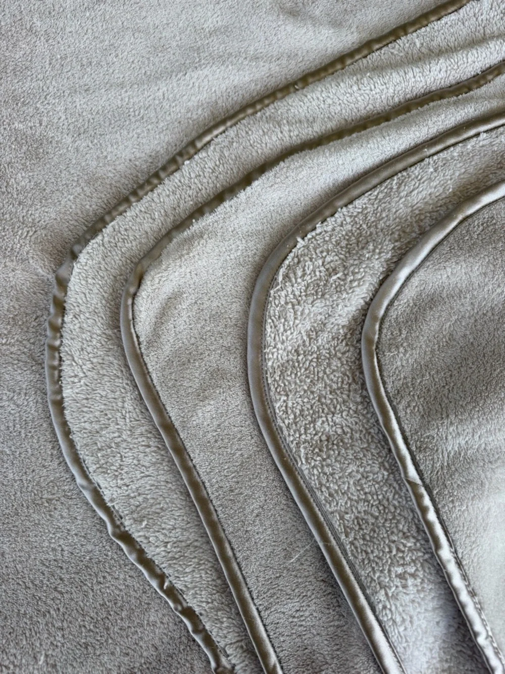Brookstone NAP Plush Blanket Satin Trim All-Season Light Tan Soft Cozy King FLAW